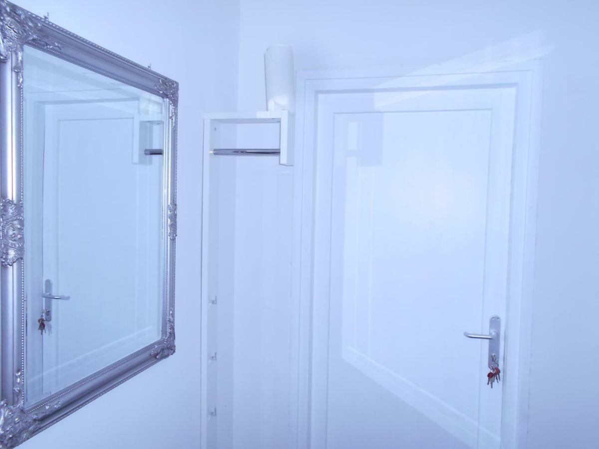 Roli Hotel Zára Kültér fotó
