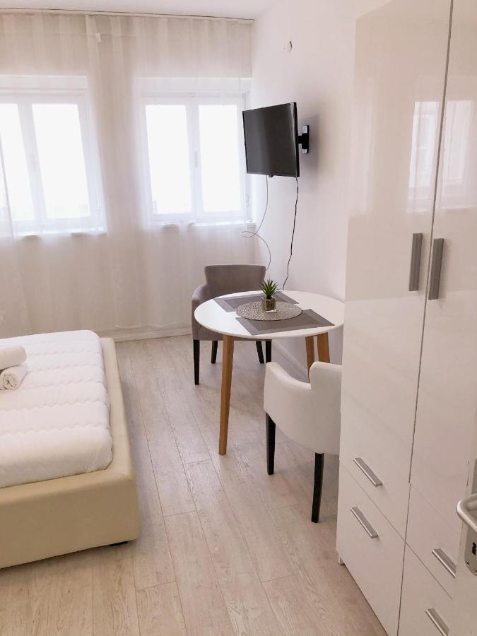 Roli Hotel Zára Kültér fotó
